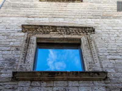 Appartengono invece al XVI secolo dei finestroni quadrangolari, due dei quali con cornice modanata e decorata da una fascia a piccole bugne diamantate, sovrastate da un archetto ribassato